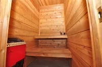 Ski-in ski-out 3 Bdrm Chalet w sauna on slopes & lake - Sleeps 8 - Hytter