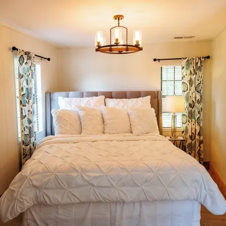 Cozy cottage with pool, hot tub, WiFi, & AC on a peaceful farm in Tunnel Hill