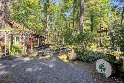 Rustic Rest Log Cabin, with hot tub and trout stream, near Poconos attractions. - 4성급