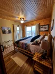 Pinetree Cabin - 4 king beds, stunning views - Hytter