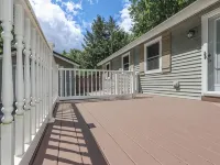 Charming Lake Community Bungaloo. Comfortable living with 86 inch tv! Hotels in Barnstead