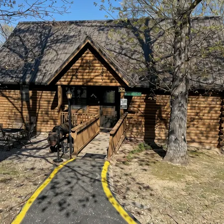 2 Bed Log Cabin, w/2 Jacuzzi, 1 mi to Sdc, Pool, Nature Trails, Private Lake