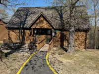 2 Bed Log Cabin, w/2 Jacuzzi, 1 mi to Sdc, Pool, Nature Trails, Private Lake - Feriehus