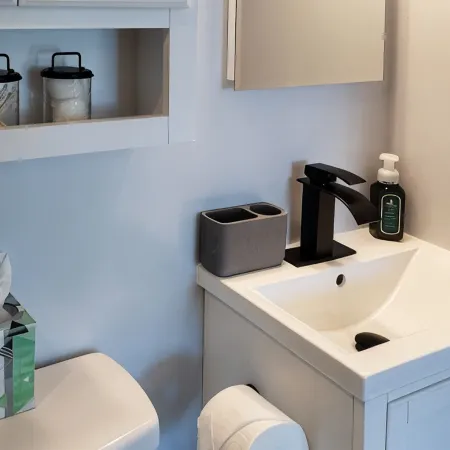 Cozy, modern 1-bedroom guest suite with backyard ocean view!