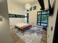 Modern House at Easy Street on the River- Large sports field and River Access! - 무료 와이파이