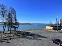 基奈河口兩卧室公寓，配有特大床，可住6人 - Wi-Fi