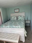 Oysterhaven Cottage with partial Water views! New balcony! Close to Fairgrounds! - balcony