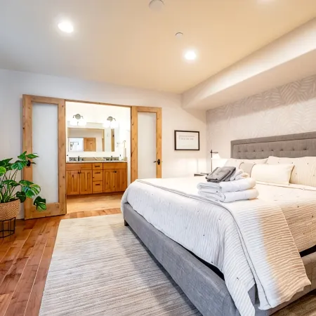 Walk to the Beach/Rooftop Deck with Views/7 beds- 2 Kings/ A/C