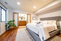 Walk to the Beach/Rooftop Deck with Views/7 beds- 2 Kings/ A/C - Bathtub