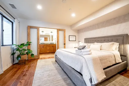 Walk to the Beach/Rooftop Deck with Views/7 beds- 2 Kings/ A/C - Bathtub