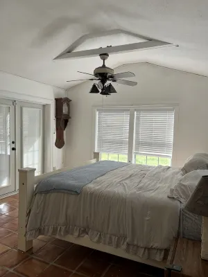 Bandera Texas Rooster Cogburn's Guest-house with pool - 2-Star