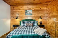 Stunning Mountain Views! Camp Theme! Theater/Game Room & Fireplaces + Hot Tub - 4 ดาว