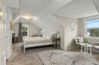 Oceanfront 3 Bed: Private Beach and Dock Access, Hot Tub , BBQ & Free Kayaks! - 4-Star