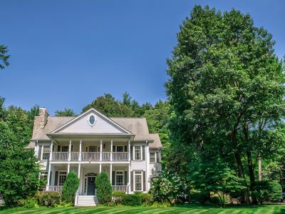 Large Luxury Family Home Near Five Colleges. The TOP short term rental in area!