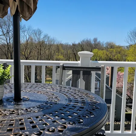 Tranquil Modern Upstairs Apt. Walk to Restaurants & Beach! Off-Street Parking,