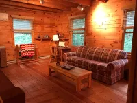 Cozy Cabin with Fireplace, 2 Bedrooms & 2 Queen Size Couch Beds! - Homestays