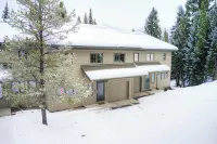 Private Game Room, Close to Town Center and Ski Resort! Pool, Hot Tub & Sauna! - Pool
