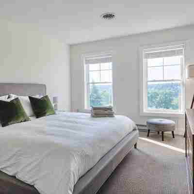 ⭐️ Spacious Mountaintop Oasis at Camelback | 2,500 SF w/ Game Room, Deck & A/C Rooms