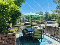 Cozy, comfortable Lakehouse getaway - Sleeps 10! WiFi, Private Dock - 3 étoiles