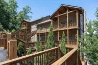New Modern Mountain Condo with Vista Mountain Views, Large Deck, Washer & Dryer! - Gym