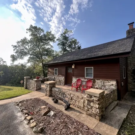 Secluded Cabin with Cozy Fireplace and Jetted Tub! 5-Minutes to Branson Landing