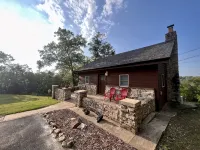 Secluded Cabin with Cozy Fireplace and Jetted Tub! 5-Minutes to Branson Landing - Feriehus