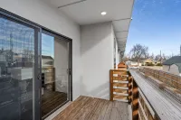 Upscale Downtown Townhome! - Homestays