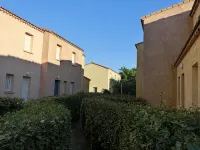 Villa T3, private terrace & parking. Wifi Fibre, Swimming pool, Shops, Beach 50m! - 2 tähden