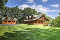 NEW! FOLEY'S LOG CABIN with Hot Tub - 샬레 호텔