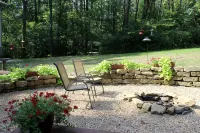 Large Apartment with Private Entrance, Car Port, Deck, and Firepit, Sleeps 4. - 3 étoiles