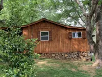 Experience staying in a late 1800’s cabin. Located near the Tennessee River - Feriehus