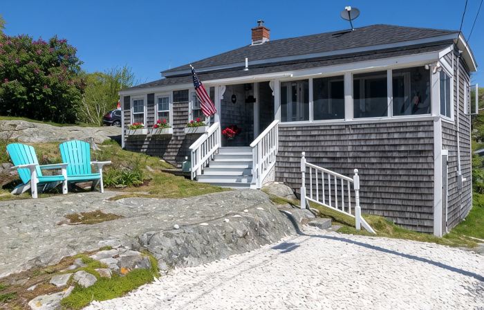 Cozy Ocean Side Cottage with screened in Sun room! 5 minutes from Private beach
