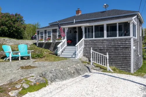 Cozy Ocean Side Cottage with screened in Sun room! 5 minutes from Private beach - 3-Star