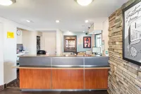 Super 8 by Wyndham Findlay Hotels in Findlay