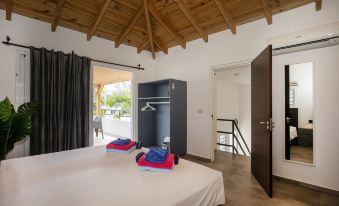 Casa Maria Curacao. Luxury 6 Bedroom Villa Next to Supermarket & Jan Thiel Beach