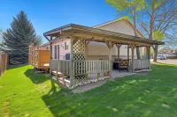 Charming Home with RV Parking - 30 Miles from Rmnp! Hotel di Berthoud