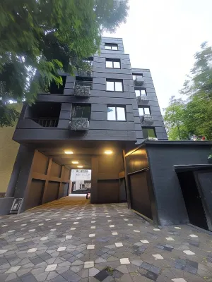 Executive Suites by Modern Living Hotels in der Nähe von Спомен куќа на Мајка Тереза