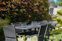 Logis Hôtel & Restaurant la Villa Bleue فنادق في Cambo-les-Bains