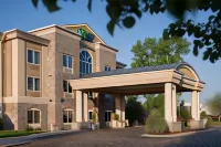 Holiday Inn Express & Suites SAGINAW by IHG - parking
