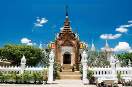 New Home Nakhon Chai Si Отели рядом с достопримечательностью «Wat Lan Tak Fa»