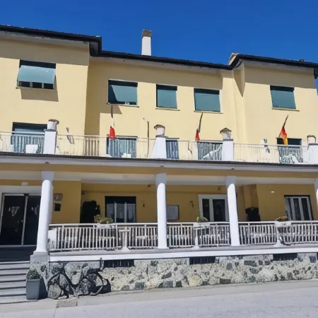 Hotel Dora Отели в г. Леванто