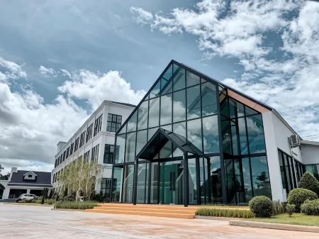 Li CALLA Resort Trat Отели рядом с достопримечательностью «Wat Buppharam or Wat Plai Klong»