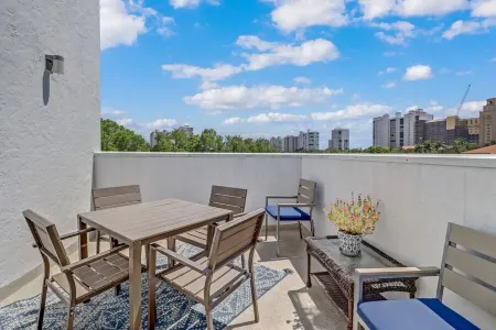 Couples Hideaway, walk to Vanderbilt Beach