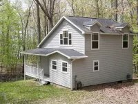 Cheerful 3-brd, 2 full bth cottage with DNR launch lake access on Chippewa Lake Hotels in Mecosta County