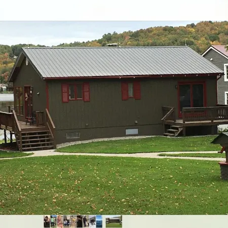 Lake house for 8, all seasons! Large deck overlooking the water