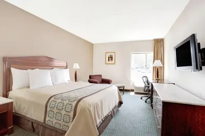 Days Inn by Wyndham Newport News City Center Oyster Point Отели рядом со станцией Newport News Amtrek Station