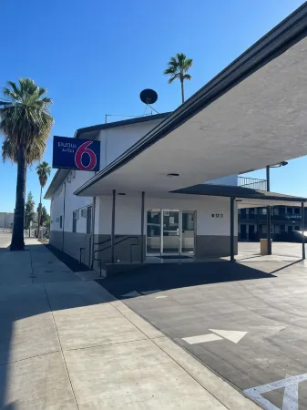Studio 6 Suites San Bernardino, CA Отели рядом с достопримечательностью «Costco Gas Station»