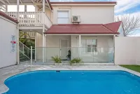 Smugglers Inn Studio Apartments