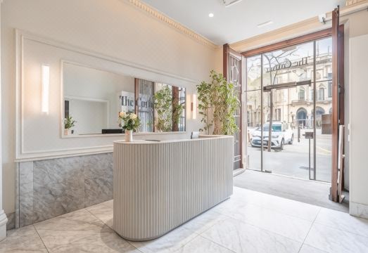 코너 아파트 거실 및 식당