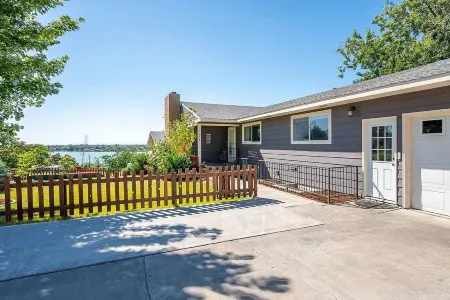 Spacious 5-bedroom House Just 1 Block from the Lake, with a Boat Launch!